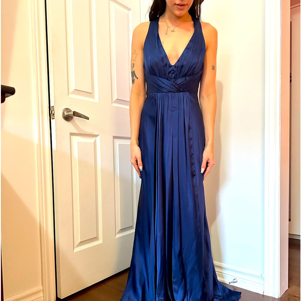 “Elegant Silk Prom Dress – Timeless Glamour”